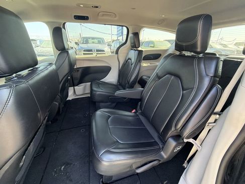 Used 2024 Chrysler Pacifica Touring-L FWD image 20