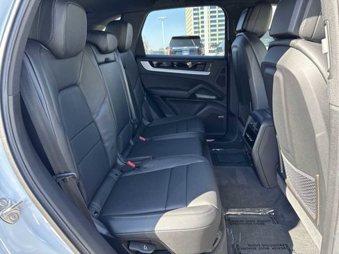 Used 2025 Porsche Cayenne image 20