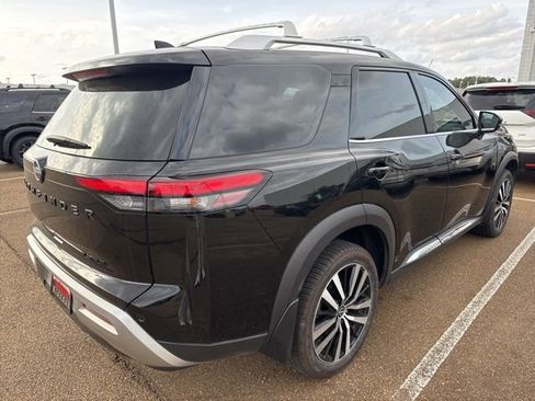 Certified 2024 Nissan Pathfinder Platinum image 3