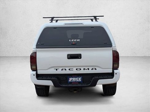 Used 2017 Toyota Tacoma TRD Off-Road AWD/4WD image 7