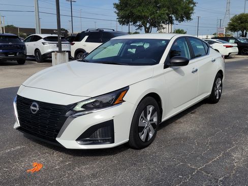 Certified 2025 Nissan Altima 2.5 S FWD image 3