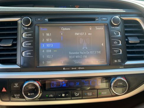 Used 2017 Toyota Highlander XLE AWD/4WD image 24