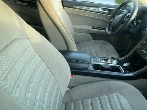 Used 2019 Ford Fusion SE FWD image 3