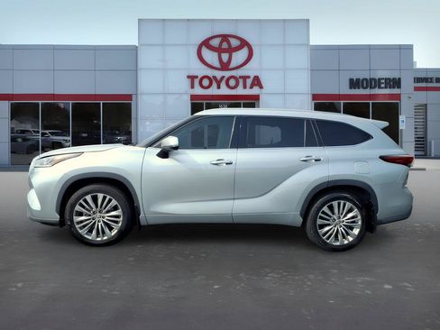 Used 2022 Toyota Highlander Platinum AWD/4WD image 2