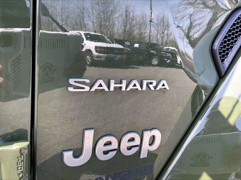 Used 2021 Jeep Wrangler Unlimited Sahara w/ Dual Top Group image 26