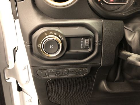 Certified 2024 Jeep Wrangler Sahara w/ Technology Group image 21