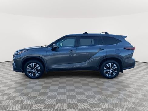Used 2024 Toyota Highlander XLE image 4
