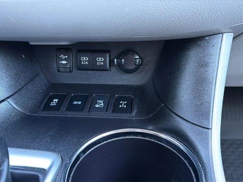 Used 2017 Toyota Highlander AWD V6 image 19