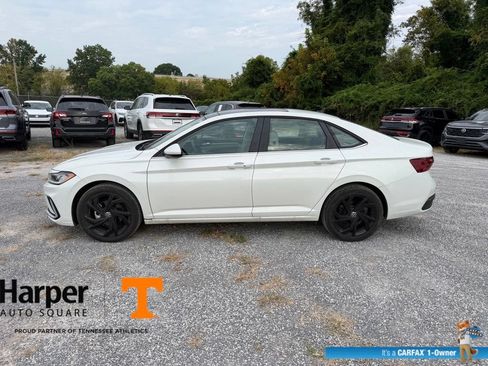 Used 2025 Volkswagen Jetta SE w/ Sunroof Package FWD image 2
