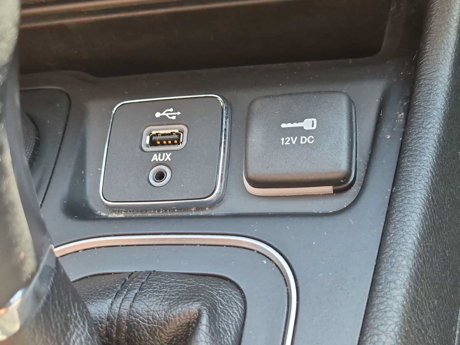 Used 2019 Jeep Cherokee Latitude Plus w/ Cold Weather Group AWD/4WD image 29