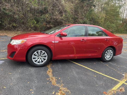 Used 2012 Toyota Camry L image 30
