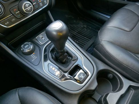 Used 2020 Jeep Cherokee Limited image 26