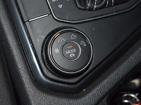 Used 2021 Volkswagen Tiguan SEL AWD/4WD image 17