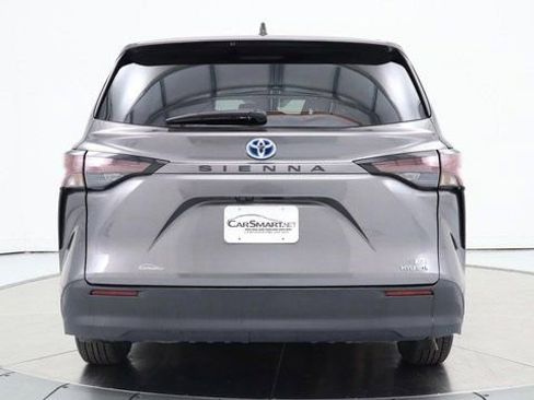 Used 2024 Toyota Sienna LE image 4