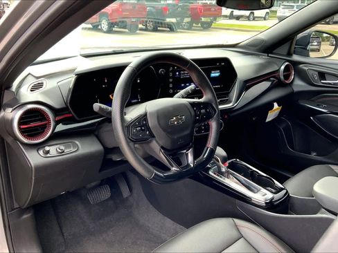 Used 2025 Chevrolet Trax RS w/ Sunroof Package FWD image 18