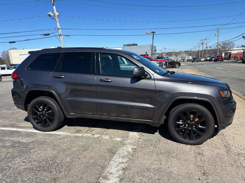 Used 2017 Jeep Grand Cherokee Altitude image 2