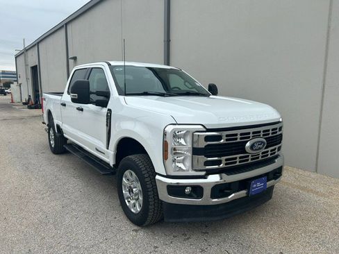 Used 2024 Ford F250 XLT AWD/4WD image 3