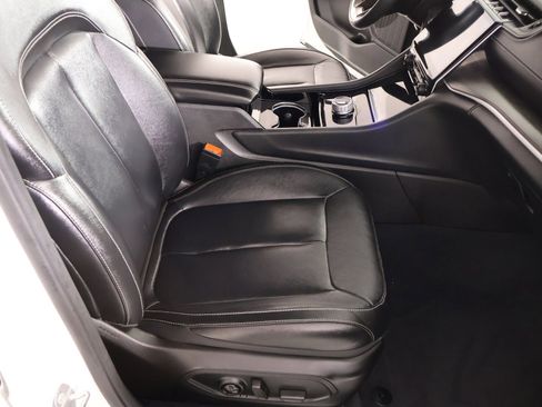 Used 2023 Jeep Grand Cherokee Limited image 13