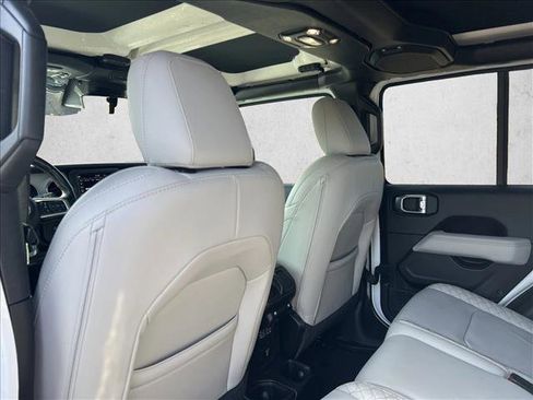 Used 2021 Jeep Gladiator Overland image 16
