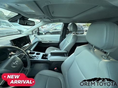 Used 2026 Toyota Sienna XLE FWD image 5