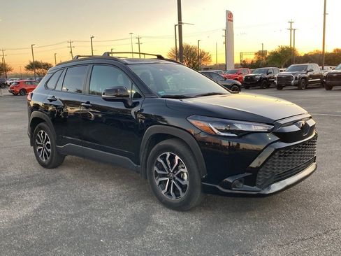 Used 2024 Toyota Corolla Cross SE image 3