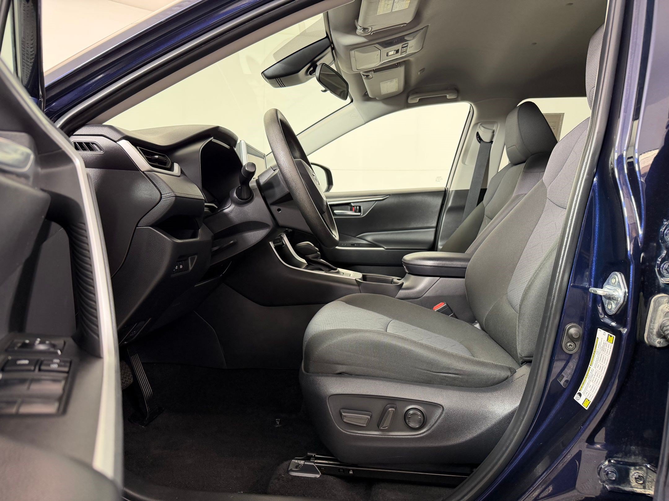 Used 2025 Toyota RAV4 XLE AWD/4WD image 5