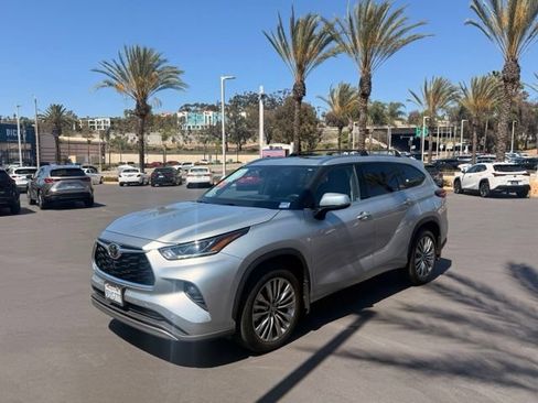 Used 2022 Toyota Highlander Platinum FWD image 1
