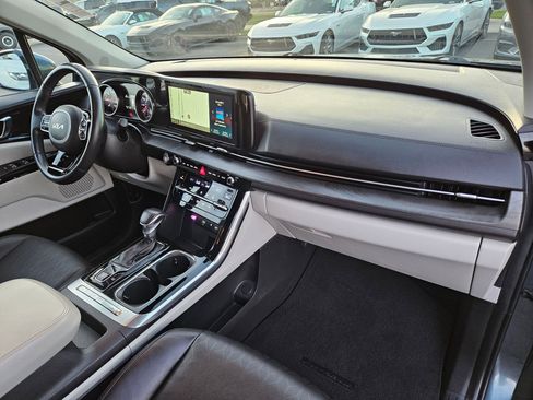 Used 2024 Kia Carnival EX image 34