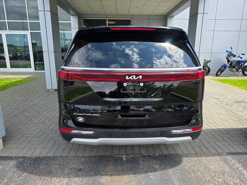 Used 2022 Kia Carnival LX FWD image 3