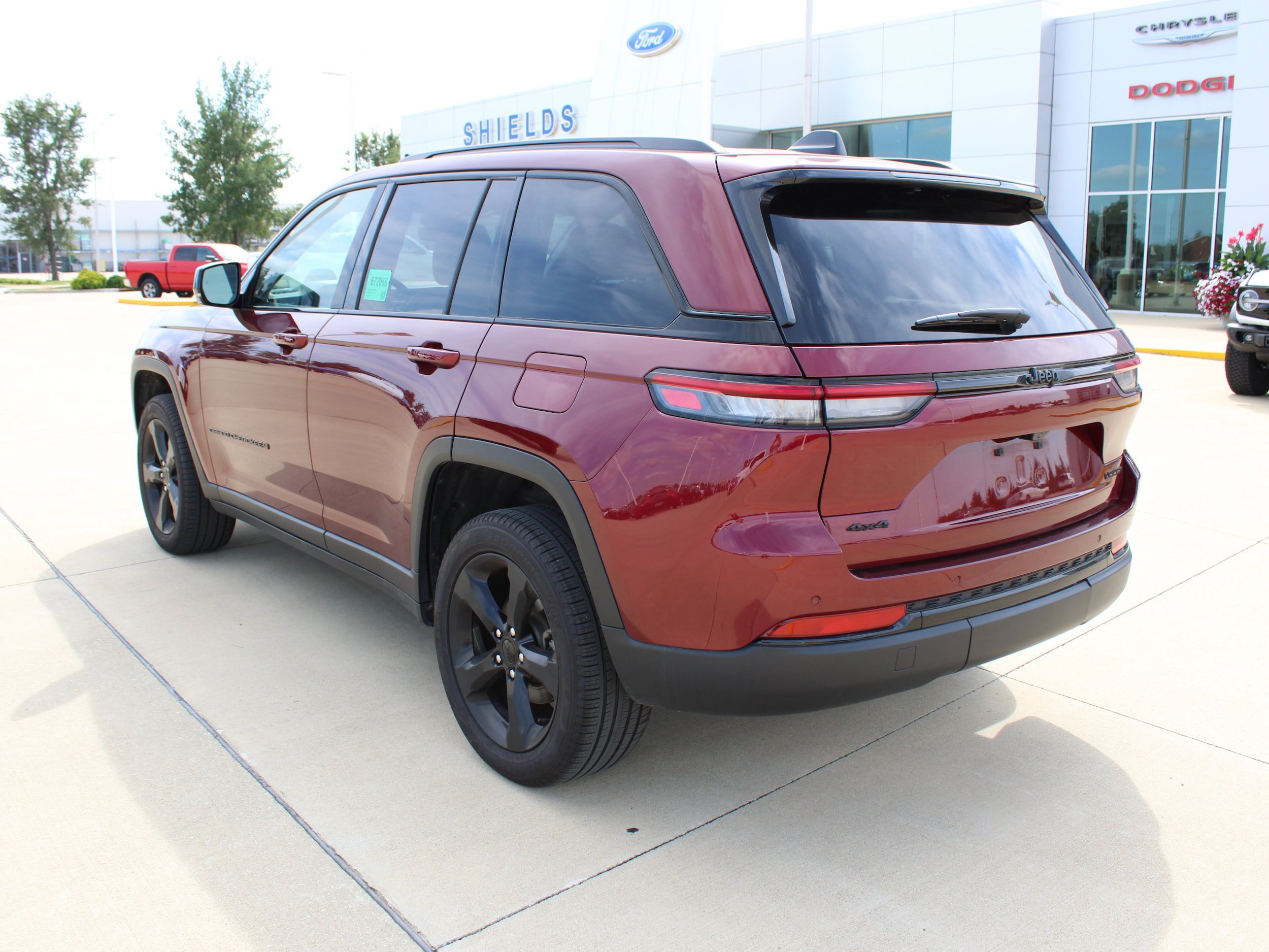 Used 2025 Jeep Grand Cherokee Limited w/ Black Appearance Package AWD/4WD image 4