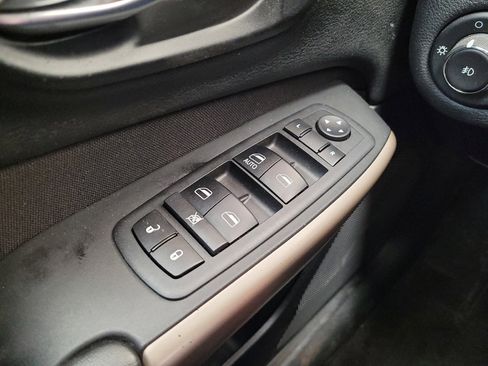 Used 2018 Jeep Cherokee Latitude w/ Altitude Package AWD/4WD image 27