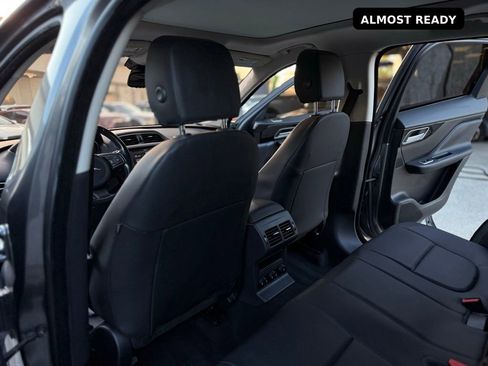 Used 2018 Jaguar F-PACE Premium image 24
