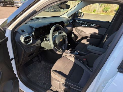 Used 2024 Chevrolet TrailBlazer LS w/ LS Convenience Package AWD/4WD image 12