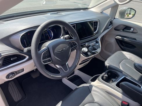 Used 2022 Chrysler Pacifica Touring-L w/ Uconnect Theater Family Group image 14