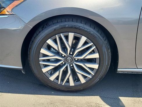 Used 2024 Nissan Altima 2.5 SV FWD image 24