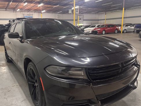 Used 2018 Dodge Charger SXT w/ Blacktop Package image 4