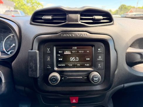 Used 2017 Jeep Renegade Altitude FWD image 16