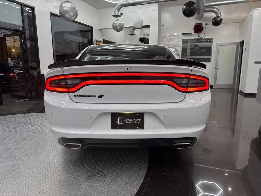Used 2020 Dodge Charger SXT w/ Blacktop Package AWD/4WD image 4