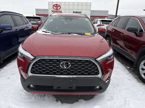 Used 2023 Toyota Corolla Cross XLE image 3