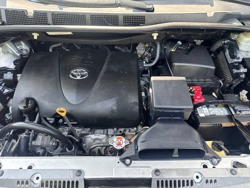 Used 2019 Toyota Sienna XLE FWD image 19