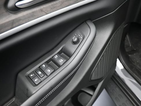 Used 2025 Jeep Grand Cherokee L Limited w/ Black Appearance Package image 13