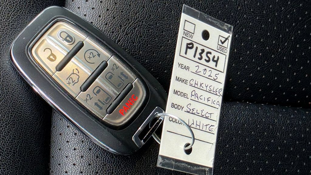 Used 2025 Chrysler Pacifica Select FWD image 68