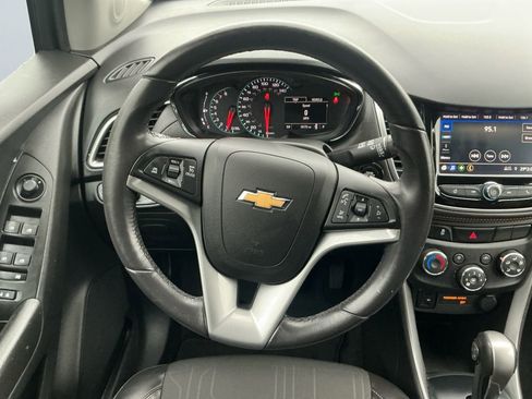 Used 2022 Chevrolet Trax LT w/ Midnight Edition image 12