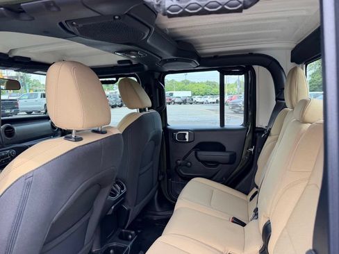 Used 2023 Jeep Gladiator Sport AWD/4WD image 12