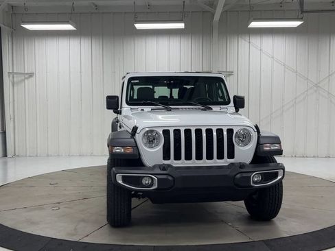 Used 2023 Jeep Gladiator Sport AWD/4WD image 3