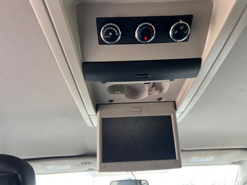 Used 2015 Chrysler Town & Country Touring image 29