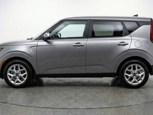 Used 2025 Kia Soul LX w/ LX Technology Package FWD image 5