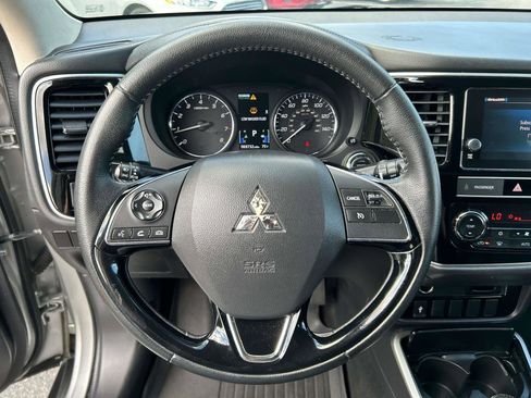 Used 2019 Mitsubishi Outlander SE image 17