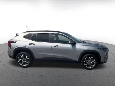 Used 2025 Chevrolet Trax LT FWD image 15