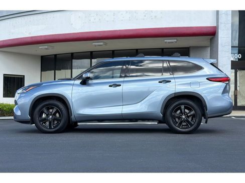 Used 2022 Toyota Highlander LE AWD/4WD image 7